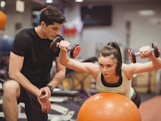 Sacarle el máximo provecho a los aparatos o pesas en un tiempo récord tampoco es lo mejor. Muchas personas cuando recién ingresan al gym tienen esta mentalidad, lo que se traduce en dolor, frustración y deserción. Lo mejor en estos casos es integrarse a un programa de manera gradual.