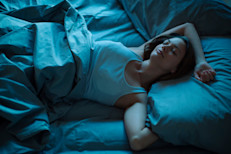 Aunque para la mayoría de las personas se recomiendan entre 7 y 8 horas de sueño en la noche, los niños y los adolescentes necesitan más tiempo. Las personas mayores tienden a estar bien con menos sueño en la noche, pero aún requieren aproximadamente 8 horas de sueño en un período de 24 horas. Recuerda que la calidad del sueño es tan importante como su cantidad.