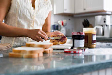 Agrégale manteca de maní, miel o mermelada a un bagel, mufin o a pan de grano entero fresco o tostado. También, puedes untar galletas de agua. Súmale una banana grande, córtala en pedacitos y agrégale un vaso grande de leche. 
