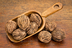 Se los llama frutos secos porque comparten un rasgo en común: menos de la mitad de su composición está conformada por agua. En general, son alimentos energéticos, ricos en grasas saludables, y proteínas. Puedes sumarlos fácilmente a tu dieta en cualquier momento del día, y consumiéndolos regularmente también podrás disfrutar de ciertas bondades: