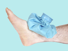 En caso de una hemorragia articular o muscular hay que buscar ayuda inmediatamente y seguir las instrucciones del médico sobre la reposición de factor coagulante. Y conviene recordar la sigla RICE: la R de rest, por descanso en inglés, la I de ice o hielo en inglés, la C de compresión y la E de elevación.
