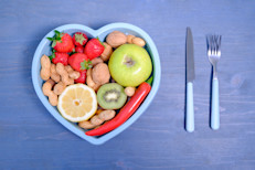 La dieta DASH es un tipo de alimentación inicialmente diseñada para disminuir las cifras elevadas de presión sanguínea –de hecho, ‘DASH’ es el acrónimo del término ‘enfoques dietéticos para frenar la hipertensión’ en la lengua inglesa– y se recomienda a aquellas personas que necesitan reducir su riesgo cardiovascular. Una dieta que, asimismo, reduce también los niveles de ácido úrico en sangre.