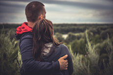 El contacto con la naturaleza es importante para la salud física y mental. Organiza caminatas, pasea con tu pareja. Despeja tu mente y ayuda a tu cuerpo en donde haya más verde y menos cemento. Un estudio de la University de Derby y del The Wildlife Trusts comprobó el impacto positivo de estar en contacto con la naturaleza y realizar actividades como observar aves o cultivar flores.