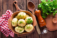 La nutricionista Victoria Jarzabkowski recomienda hervirlas con su cáscara, donde se concentra la mayor cantidad de nutrientes. Como segunda opción sugiere cocerlas al vapor. Hornearlas o calentarlas en el microondas causa que se pierdan muchos nutrientes. Si puedes, aprovecha el caldo en que las hierves, tiene mucho alimento.