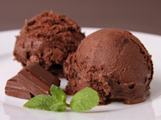 Este postre siempre ha sido visto como el enemigo de la dieta, y también lo sería del sueño: según el Dr. Michael J. Breus, del American Academy of Sleep Medicine, "El helado es rico en grasa, por lo que no es fácil de digerir, además contiene mucha azúcar y puede contener también cafeína; así que si cenas una bola de helado, podrías pasar una mala noche".