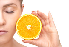 La vitamina C mantiene la piel sana, brillante, hidratada y también estimula la producción de colágeno. Aunque la fuente más conocida es la naranja, también puedes encontrarla en otras frutas, como limones, pomelos, mandarinas, kiwis, papaya, mango, frutos rojos (fresas, frambuesas o arándanos) o Camu Camu (el fruto con mayor concentración de esta vitamina).