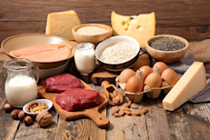 Otros alimentos que contienen proteínas, y que por lo tanto, ofrecen saciedad sin sumar calorías extra, son el queso cottage, la leche, los huevos, el pescado, la carne de aves y las carnes magras.