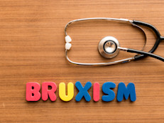 El bruxismo es una condición que lleva a frotar, apretar, entrechocar o rechinar los dientes. La Clínica Mayo explica que muchas veces se lo hace en forma inconsciente, tanto de día como durante las horas de sueño.