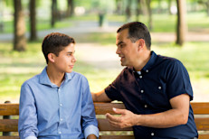 Si los niños ven a un adulto responder al enojo gritando, insultando, golpeando o lanzando objetos, ellos probablemente reaccionarán de la misma manera. Pero, si ven a los adultos responder a esas situaciones con más calma y serenidad, respirando profunda y lentamente, caminando o reflexionando, probablemente adoptarán algunas de estas técnicas cuando estén enojados.