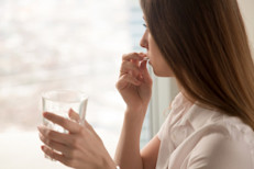 Las pastillas de zinc tal vez reduzcan la duración de los síntomas que afectan a la garganta, al igual que la duración de otros síntomas como el goteo nasal y los estornudos. Es posible que prevenga los resfriados en los niños, pero los resultados de las investigaciones aún no son concluyentes.