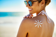 La exposición gradual y breve (de 5 a 10 minutos) a la luz del sol al mediodía parece ser útil para mejorar la apariencia de la piel afectada por psoriasis. Es importante que si optas por exponerte cubras con protector solar y ropa la piel sana. Si observas buenos resultados puedes aumentar la exposición de a 30 segundos por día. Otra buena opción es nadar en agua salada, como la del mar, ya que sus minerales brindan un efecto beneficioso para la piel dañada. 