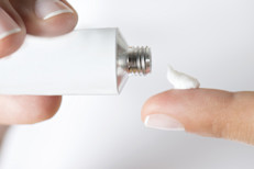 El tratamiento para la candidiasis generalmente es tópico, mediante el uso de supositorios, óvulos vaginales o cremas antifúngicas, como butoconazol (Gynazole), clotrimazol (Lotrimin), miconazol (Monistat), o terconazol (Terazol), entre otros. Es posible realizar tratamiento oral, aunque está centrado para las infecciones recurrentes que necesitan tratamiento de forma prolongada. 