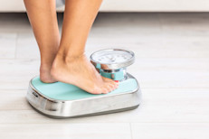 El sobrepeso y la obesidad son afecciones que se asocian a distintos problemas para la salud, como hipertensión, colesterol alto, diabetes tipo 2, accidente cerebrovascular, enfermedad coronaria y mayor riesgo de muerte. Otra de sus consecuencias (especialmente cuando los kilos de más se concentran en la zona media) es el empeoramiento de los problemas digestivos, como acidez estomacal, inflamación o gases. Ten en cuenta estos consejos para lograr un peso saludable.