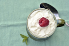 El yogur griego e islandés son más espesos, cremosos y ricos en proteínas que sus equivalentes regulares de yogur, haciéndolos uno de los mejores bocadillos para frenar el apetito. Son ricos en proteínas, la clave para obtener saciedad.