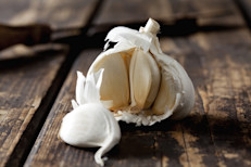 Es rico en alicina, además de contener otros 70 compuestos con propiedades antimicrobianas, motivo por el que, antes de utilizarse con fines gastronómicos, el ajo era aprovechado como un remedio natural. Actualmente, algunos investigadores afirman que sería tan efectivo como un antibiótico de amplio espectro, y que se puede comer o aplicar sobre la piel para tratar diversos tipos de infecciones.