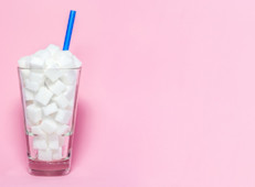 Falso. Si bien las personas con diabetes deben moderar el consumo de azúcar, ésta no es la culpable de la enfermedad. La diabetes se produce cuando los niveles de glucosa (azúcar) de la sangre están muy altos porque el cuerpo no produce insulina o no la utiliza de manera adecuada. Sin embargo, debes moderar el consumo si quieres bajar de peso.