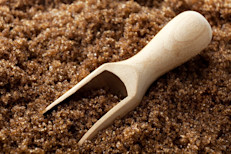 Falso. El azúcar negra es el azúcar con cristales que han retenido parte de la melaza, que es lo que le da el color. En realidad, es azúcar sin refinar. Para el organismo, significan lo mismo en términos de nutrientes y calorías, por lo tanto, todos los tipos de azúcar provocan los mismos efectos.