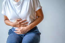 Diarrea, estreñimiento, hinchazón, gases o acidez estomacal. Todos hemos experimentado en algún momento alguno de estos síntomas que indican problemas gastrointestinales. Generalmente, ocurren tras comer demasiado o algo que no nos sienta bien, y aunque suelen desaparecer después de un tiempo, se los puede evitar incorporando unas sencillas medidas.  
