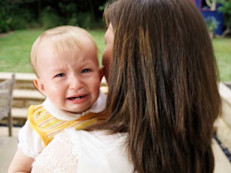 El niño afectado por estos trastornos suele ser irritable y los cambios mínimos cambian rápidamente su humor. Los padres comienzan a observar que no se trata de los típicos malestares o perretas sino de cambios de humor "distintos": el niño autista es difícil de confortar. Es una señal de alerta para hablar con el pediatra.