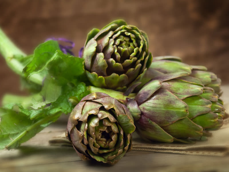 Es un vegetal de la familia de los cardos rica en minerales, vitaminas  y sustancias con efectos benéficos para el organismo ya que aumentan la secreción de bilis y son diuréticas. Contiene también esteroles, que  limitan la absorción del colesterol en los intestinos. 
