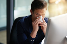 Las hojas y el aceite de menta se emplean para hacer medicamentos. También es muy utilizada para aliviar el resfriado común, tos, inflamación de la boca y garganta, e infecciones de los senos nasales y respiratorios.  Para aprovecharla solo debes hervir algunas de sus hojas y dejarla reposar un par de minutos. 