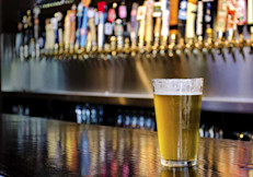 Las bebidas alcohólicas también son responsables en gran parte de la acumulación de grasa abdominal. Cualquier bebida alcohólica, no solamente las cervezas como se pensaba anteriormente. Limita lo más posible el consumo de bebidas alcohólicas. Puedes aplicar también la regla de la “mitad”.  Si bebes, opta por el vino tinto con moderación, esto es una copa para mujeres y dos para hombres, según la Asociación Americana del Corazón.