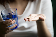 La aspirina es un agente antiplaquetario, esto quiere decir que impide que las plaquetas (células de la sangre) se adhieran unas a otras formando coágulos. Existen distintos tipos de aspirina con diferentes dosis, por lo que la cantidad que debas tomar podría variar según tu condición. Consulta al médico para que determine el consumo adecuado. 