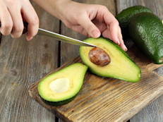 Los minerales, vitaminas y ácidos grasos que contiene el aguacate son ideales para nutrir y favorecer el crecimiento del cabello. Cubre toda tu melena con la pulpa de un aguacate maduro machacado. Deja actuar por unos 30 minutos y lava tu cabello como de costumbre. Aplica una vez a la semana.