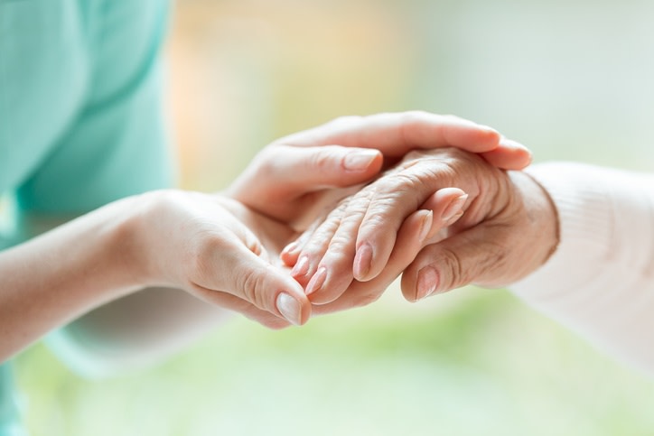 Nuestras neuronas utilizan un químico cerebral denominado dopamina para ayudar a controlar el movimiento y la coordinación muscular. Cuando se presenta el mal de Parkinson, las neuronas que producen ese químico, mueren lentamente. Sin la dopamina, las células que controlan el movimiento no pueden enviar mensajes apropiados a los músculos, por lo que resulta difícil controlarlos.
