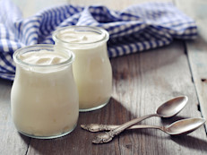 Un estudio realizado por miembros de la Universidad de Cambridge, en Reino Unido encontró que el consumo elevado de yogur ayuda a reducir el riesgo de diabetes 2 en un 28%. Ahora, si ya tienes diabetes lee la tabla de información nutricional para saber la cantidad de hidratos de carbonos que contiene la porción. 