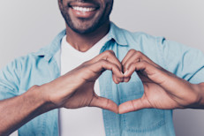 Muchos especialistas coinciden que la combinación de un bajo contenido de sodio y gran presencia de potasio, como la que ofrecen las bananas, ayudaría a disminuir el riesgo de ciertos problemas del corazón, incluida la hipertensión o los accidentes cerebrovasculares, ya que funcionaría como una vasodilatadora natural. 
