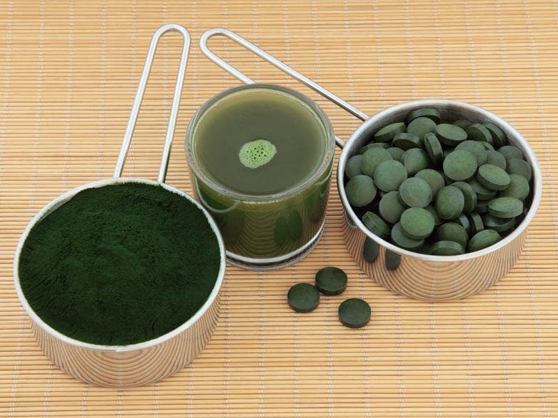 Se dice que la espirulina es un alimento maravilloso para adelgazar y perder peso de forma natural, ya que es de muy fácil digestión y una fuente rica de nutrientes. Celebridades como la modelo Miranda Kerr o la actriz Gwyneth Paltrow, han declarado que es su secreto para estar guapas y saludables. Pero, ¿qué dice la ciencia sobre sus bondades? Entérate aquí