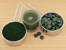 Se dice que la espirulina es un alimento maravilloso para adelgazar y perder peso de forma natural, ya que es de muy fácil digestión y una fuente rica de nutrientes. Celebridades como la modelo Miranda Kerr o la actriz Gwyneth Paltrow, han declarado que es su secreto para estar guapas y saludables. Pero, ¿qué dice la ciencia sobre sus bondades? Entérate aquí