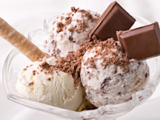 No agregar "toppings" como barras de chocolate, galletas tipo oblea, confites y una larga fila de tentaciones presentes en toda heladería. Estos agregados pueden sumar hasta 300 calorías, al ya calórico postre.