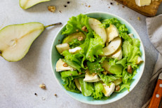 Puedes comer las peras crudas, en ensaladas, tartas o postres. También la puedes conseguir en dulces y mermeladas, compotas (peras al vino) e incluso en bebidas, como jugos, refrescos o sidra, también llamada perada. Los nutricionistas aconsejan comer una pera por día, pero si lo deseas puedes extender su consumo hasta tres. 