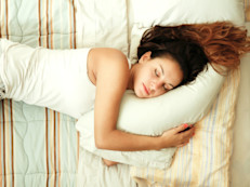 Es otra forma de evitar o combatir el bruxismo: dormir 8 horas diarias preferentemente a la misma hora y evitar el consumo de sustancias excitantes como el café y alcohol antes de ir a dormir.