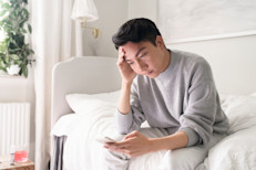 Facebook, Twitter y SnapChat tienen efectos negativos en la salud mental de adolescentes y jóvenes (14 a 24 años), de acuerdo a una investigación de la Royal Society for Public Health, en el Reino Unido. Otra investigación encontró que los adultos que revisaban sus cuentas con frecuencia tenían un riesgo de depresión dos veces más alto que sus pares menos orientados a las redes sociales.
