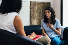 También llamada "terapia de diálogo", la psicoterapia es un término utilizado para una variedad de técnicas de tratamiento que buscan ayudar a una persona a identificar y modificar emociones, pensamientos y comportamientos problemáticos. Por este motivo, suele utilizarse para brindar apoyo, educación, habilidades y estrategias a las personas con trastorno bipolar y a sus familiares.