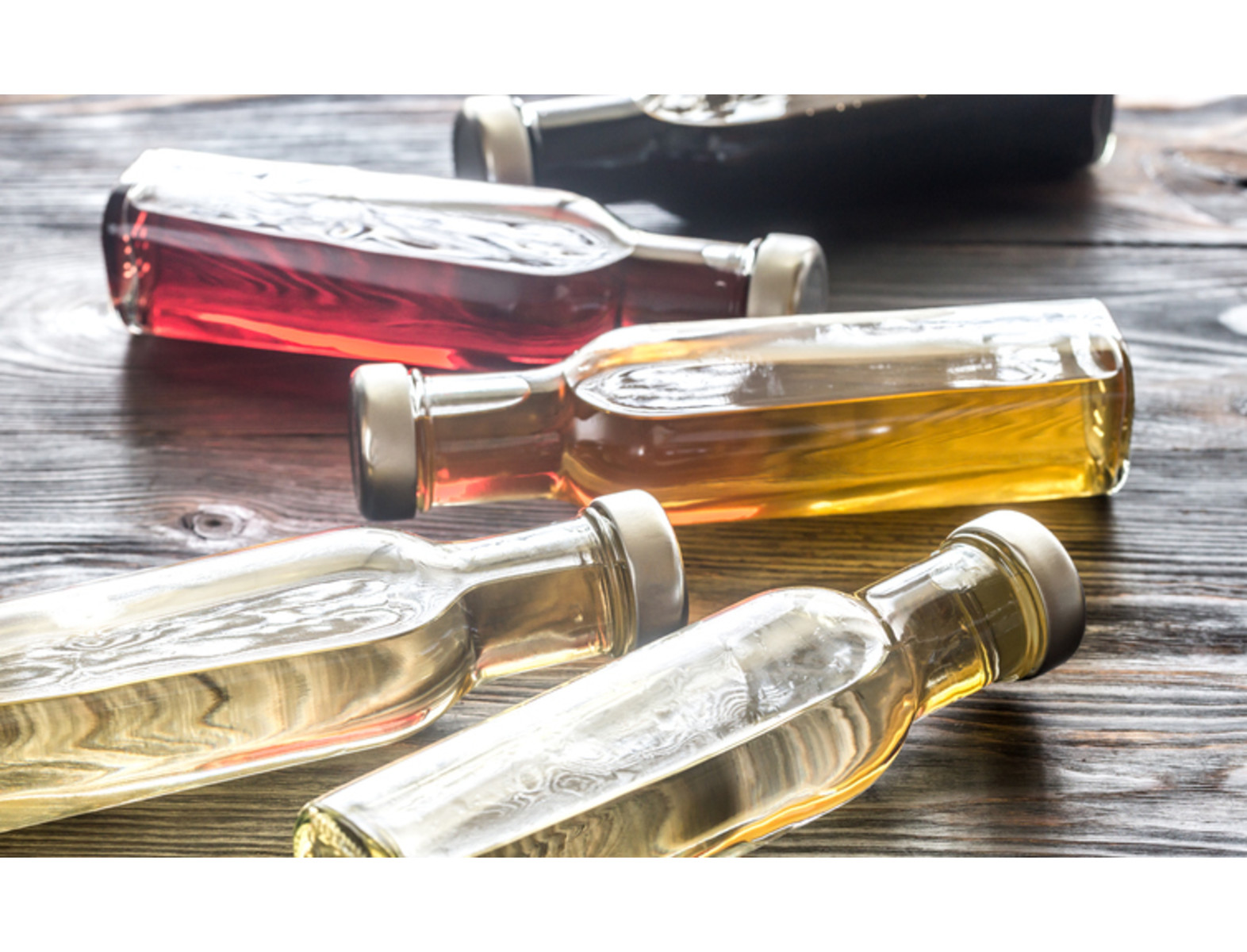 El vinagre es uno de los condimentos más usados, no solo con fines gastronómicos, sino también medicinales e incluso de limpieza. Hay diferentes tipos que se distinguen por los alimentos que se utilizan durante su producción. Aquí te contamos cuáles son los más populares y qué beneficios tienen para la salud.