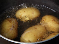 Cuando cocines papas, no tires el agua en la que fueron cocinadas y utilízala como enjuague para tu cabello. Los nutrientes que contiene este tubérculo te ayudaran a acelerar el crecimiento del pelo. Las papas son una rica fuente de vitamina B6, una sustancia necesaria para la renovación celular, además de ácido fólico y minerales como el potasio, el magnesio y el hierro.