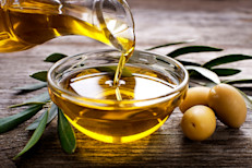 El aceite de oliva no solamente es un ingrediente básico de la dieta mediterránea, también es una excelente opción para cuidar nuestra salud, especialmente la de la piel. Esto se debe a que tiene un rico contenido de vitamina E y antioxidantes que permiten que cualquier zona áspera o reseca se hidrate rápidamente con éxito.
