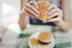 Hamburguesas con queso, soda regular, pastel, queso, tocino, pollo frito, rolls y palomitas de maíz. Una investigación del Centro para Adicciones y Salud Mental de la Universidad de York, en Canadá, sostiene que con quienes tienen dependencia a las drogas y entre los comedores compulsivos, se deben realizar tratamientos similares.