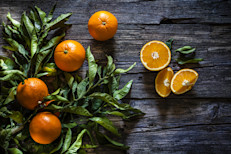 Para empezar el día lleno de vitaminas y minerales, los profesionales recomiendan el siguiente licuado: 2 naranjas, 6 uvas rojas, 6 fresas congeladas y ½ banana. Prepara primero el jugo de naranja con el exprimidor y luego agrégalo al vaso de la licuadora con el resto de las frutas. Esto te garantizará una buena dosis de vitamina C junto a un gran poder depurativo y diurético.