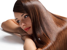 La papaya es ideal para tener un pelo fuerte y brillante, gracias a su alto contenido en caroteno. Este pigmento con acción antioxidante contiene muchos nutrientes que también ayudan a combatir las puntas abiertas y el cabello reseco. Para usar este remedio debes licuar varios trozos de papaya con 1/4 de taza de yogur natural. Aplica la mezcla sobre el cabello húmedo y cubre con una gorra de baño. Deja actuar por 10 minutos.