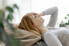 Aunque el guaraná es una planta repleta de beneficios para la salud, cuando se consume en exceso puede causar algunos efectos secundarios, que incluyen: ansiedad, convulsiones, dolores de cabeza, insomnio, nerviosismo, y palpitaciones del corazón. También se recomienda que las mujeres embarazadas o en período de lactancia eviten su ingesta. La evidencia disponible señala que para obtener su beneficios y no correr riesgos, consumir entre 50 y 75 mg es suficiente.