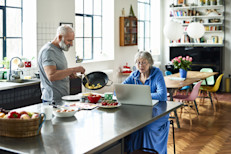 Como señalamos, el abandono abrupto para controlar la adicción puede generar síntomas de abstinencia. Además, los profesionales señalan que en el caso del celular o Internet esto no siempre es una posibilidad, dado que cada vez más se usan para trabajar, estudiar, o estar en contacto con familiares y amigo. Por ello, no intentes eliminar por completo el tiempo que pasas con tu celular, solo comienza limitando el uso que le das por fuera de las actividades indispensables. 