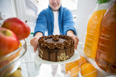 A igual que los drogadictos desarrollan tolerancia a una sustancia determinada, las personas que muestran signos de adicción a la comida, desarrollan tolerancia a ciertos alimentos. Independientemente de estar llenos, siguen comiendo a pesar de que la comida les satisface cada vez menos. 