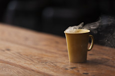 Para preparar té de apio solo necesitas tres tallos de apio, un litro de agua y un limón (opcional). Pon a hervir el agua, agrega los apios en trozos, lavados y desinfectados y déjalos 10 minutos para su cocción. Cuela la preparación y agrega jugo de limón a gusto antes de tomarlo.