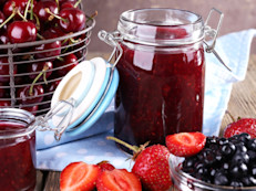 Ya sea que se consuman en forma natural, en jaleas o bebidas, los tonos naturales intensos de esta fruta, sumado al contenido de azúcar, pueden llevar al deterioro dental a través del tiempo. Lo mejor es beber agua después de consumirlas para disminuir su efecto de tinte, y finalizar con un vaso de leche para neutralizar el ácido y fortalecer los dientes.