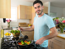 La fruta contiene fructosa, y si no se utiliza al momento, se almacena y puede favorecer el aumento de los triglicéridos. Ésta es la razón por la que, “en un plan de adelgazamiento, no es recomendable sustituir la cena por fruta” señala Luna. 